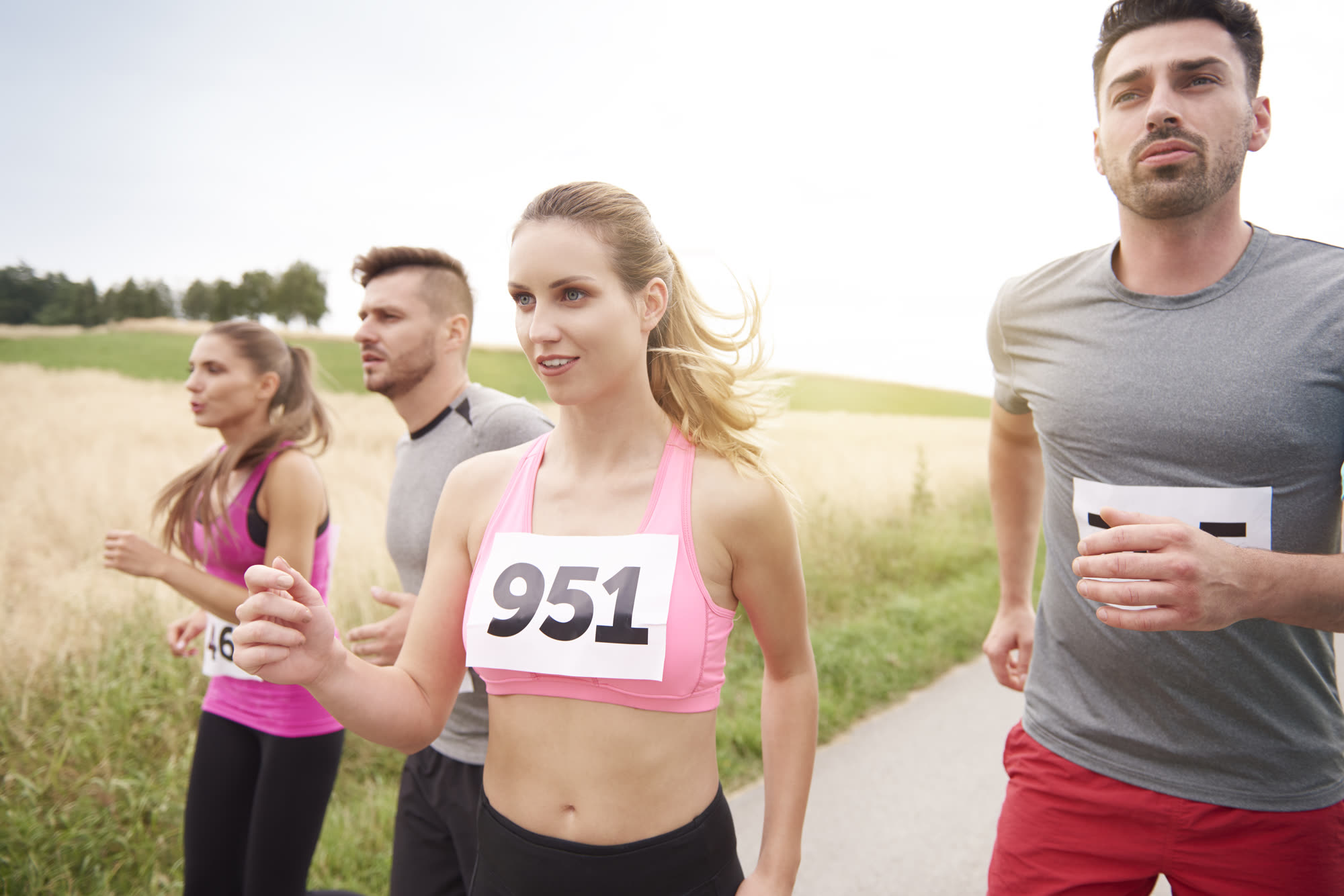 Corredores con su dorsal en una competencia de ruta